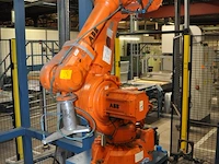 Robot abb with controller - afbeelding 1 van  4