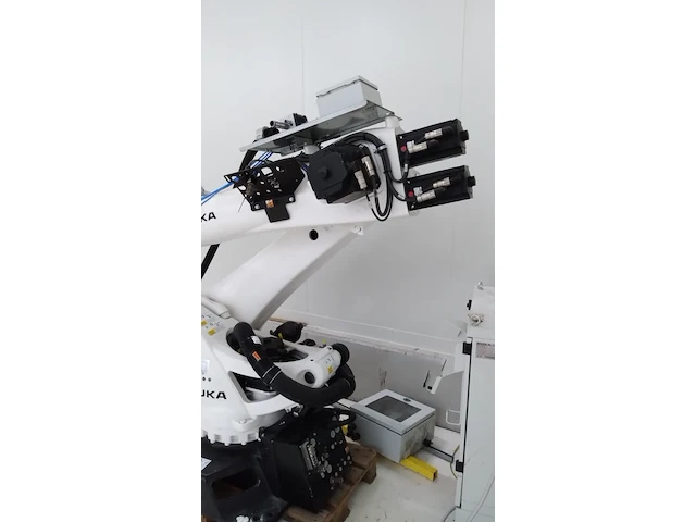 Robot kuka - afbeelding 6 van  7