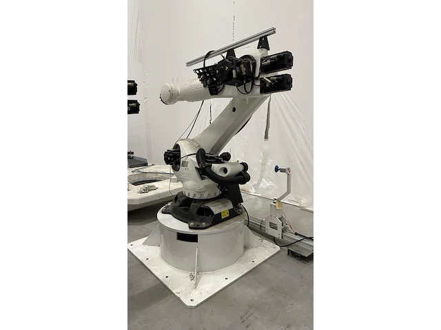 Robot kuka - afbeelding 1 van  2