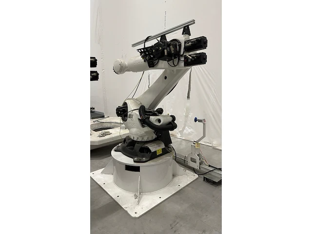 Robot kuka - afbeelding 1 van  2