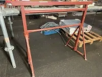 Rode metalen schraag
