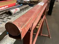 Rode metalen schraag - afbeelding 2 van  3