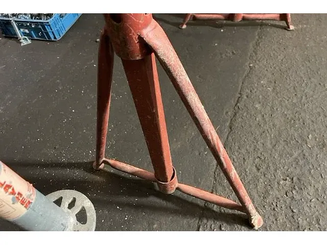Rode metalen schraag - afbeelding 3 van  3