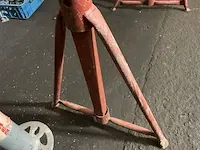 Rode metalen schraag - afbeelding 3 van  3