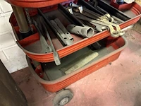 Rode werkkar met inhoud - afbeelding 4 van  5