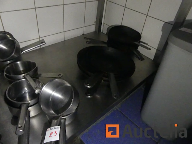 Roestvrijstalen tafel 2 planken + minikoelkast en diversen - afbeelding 1 van  6