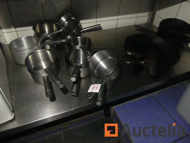 Roestvrijstalen tafel 2 planken + minikoelkast en diversen - afbeelding 2 van  6