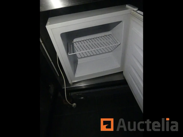 Roestvrijstalen tafel 2 planken + minikoelkast en diversen - afbeelding 6 van  6