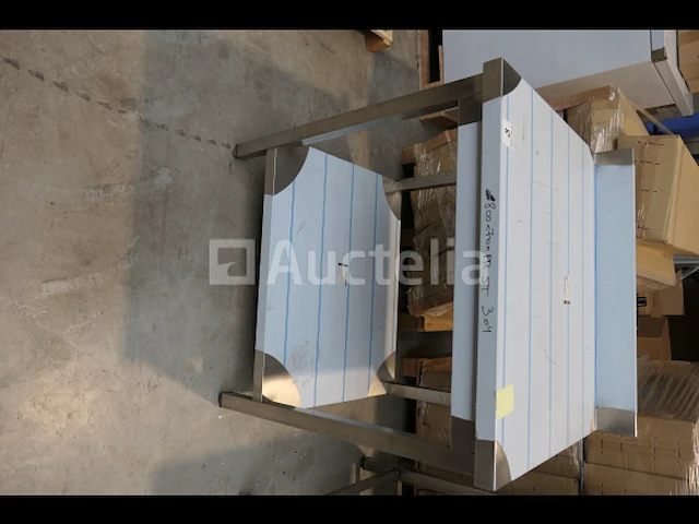 Roestvrijstalen tafel met dubbele plank en fronton aan de achterkant - afbeelding 1 van  6