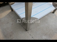 Roestvrijstalen tafel met dubbele plank en fronton aan de achterkant - afbeelding 4 van  6