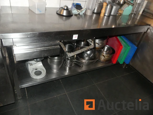 Roestvrijstalen werktafel en zijn inhoud - afbeelding 1 van  7