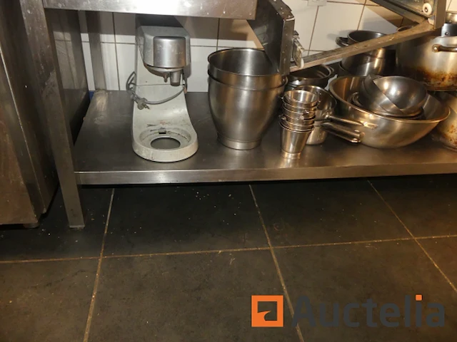 Roestvrijstalen werktafel en zijn inhoud - afbeelding 2 van  7