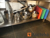 Roestvrijstalen werktafel en zijn inhoud - afbeelding 3 van  7