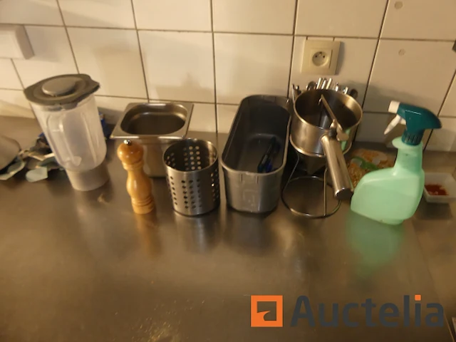Roestvrijstalen werktafel en zijn inhoud - afbeelding 4 van  7
