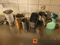 Roestvrijstalen werktafel en zijn inhoud - afbeelding 4 van  7