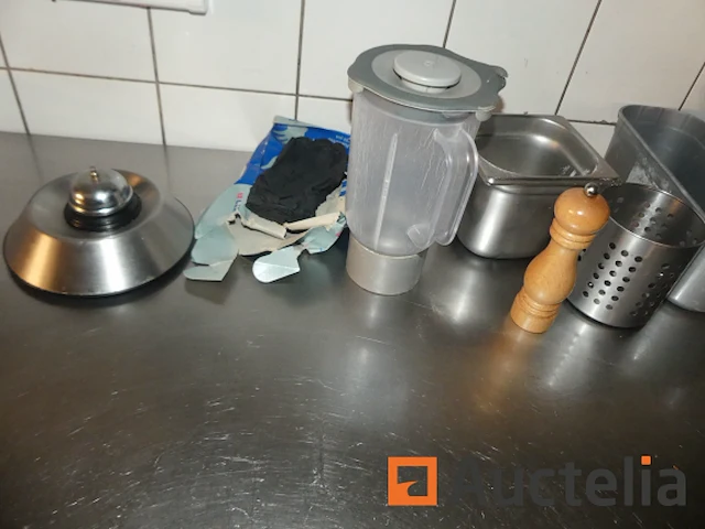 Roestvrijstalen werktafel en zijn inhoud - afbeelding 7 van  7