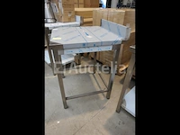Roestvrijstalen werktafel met fronton aan de achterkant - afbeelding 6 van  7