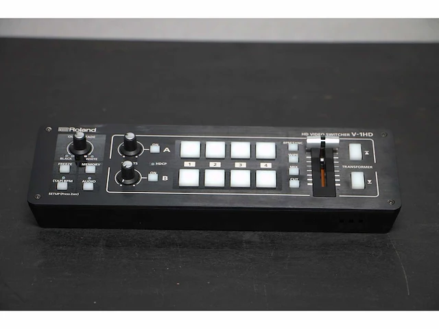 Roland - hd video switcher v-1hd + feelworld lut7s - video mixer - afbeelding 1 van  32