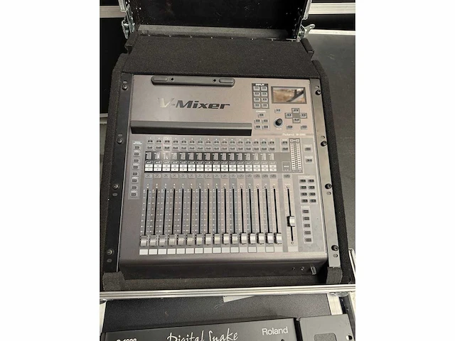 Roland - vmix + s1608 - roland v mixer + stagebox - afbeelding 1 van  4