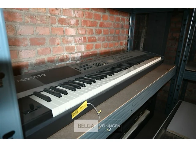 Roland rd-700 digitale piano - afbeelding 1 van  4