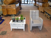 Rolbijzetzeteltje grijs imitatie leder (licht beschadigd), vierkandite bijzettafeltje wit hout glazen blad, 7 kunstof plantjes, 2 wandversieringen in kader - afbeelding 1 van  10