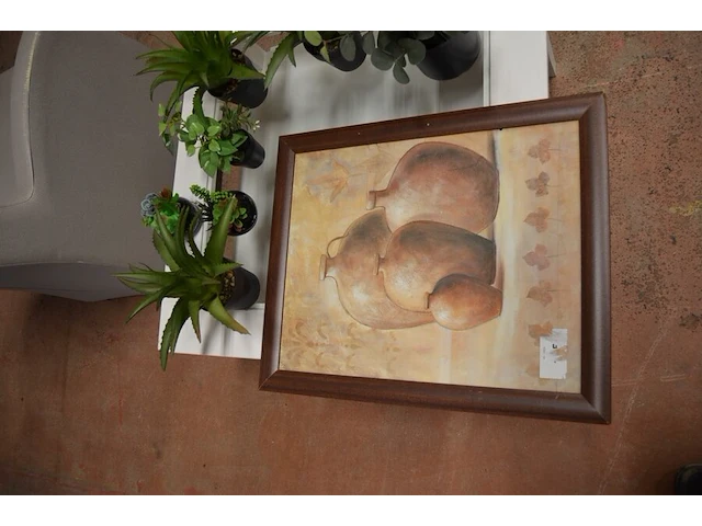 Rolbijzetzeteltje grijs imitatie leder (licht beschadigd), vierkandite bijzettafeltje wit hout glazen blad, 7 kunstof plantjes, 2 wandversieringen in kader - afbeelding 3 van  10