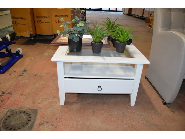 Rolbijzetzeteltje grijs imitatie leder (licht beschadigd), vierkandite bijzettafeltje wit hout glazen blad, 7 kunstof plantjes, 2 wandversieringen in kader - afbeelding 5 van  10
