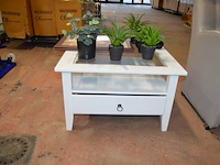 Rolbijzetzeteltje grijs imitatie leder (licht beschadigd), vierkandite bijzettafeltje wit hout glazen blad, 7 kunstof plantjes, 2 wandversieringen in kader - afbeelding 5 van  10