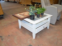 Rolbijzetzeteltje grijs imitatie leder (licht beschadigd), vierkandite bijzettafeltje wit hout glazen blad, 7 kunstof plantjes, 2 wandversieringen in kader - afbeelding 6 van  10