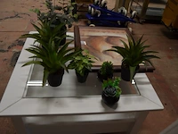 Rolbijzetzeteltje grijs imitatie leder (licht beschadigd), vierkandite bijzettafeltje wit hout glazen blad, 7 kunstof plantjes, 2 wandversieringen in kader - afbeelding 9 van  10