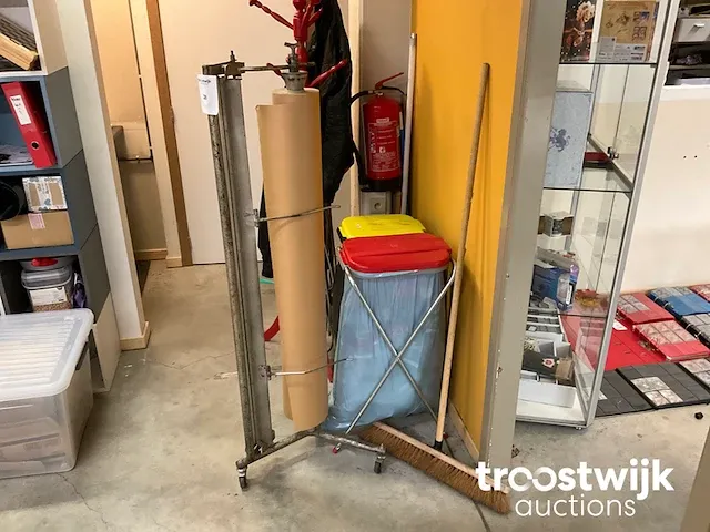 Rolhouder met rol inpakpapier - afbeelding 2 van  3
