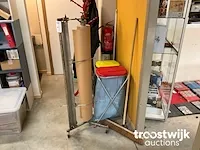 Rolhouder met rol inpakpapier - afbeelding 2 van  3