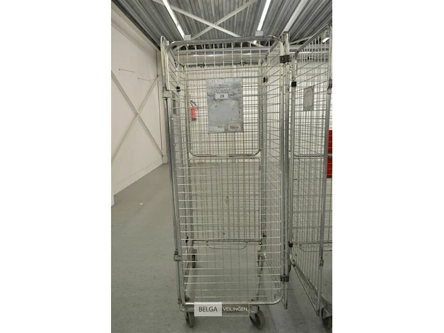 Rolkar magazijn met inhoud - afbeelding 1 van  3