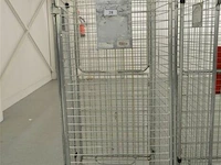 Rolkar magazijn met inhoud - afbeelding 1 van  3