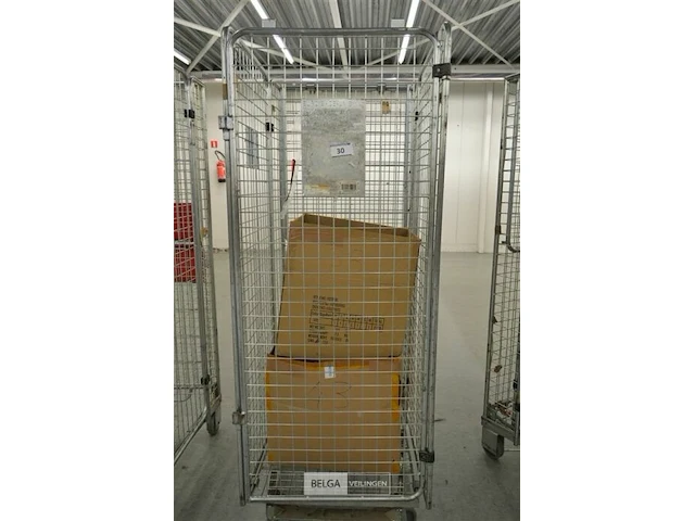 Rolkar magazijn met inhoud - afbeelding 1 van  3