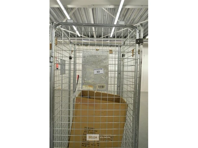 Rolkar magazijn met inhoud - afbeelding 2 van  3