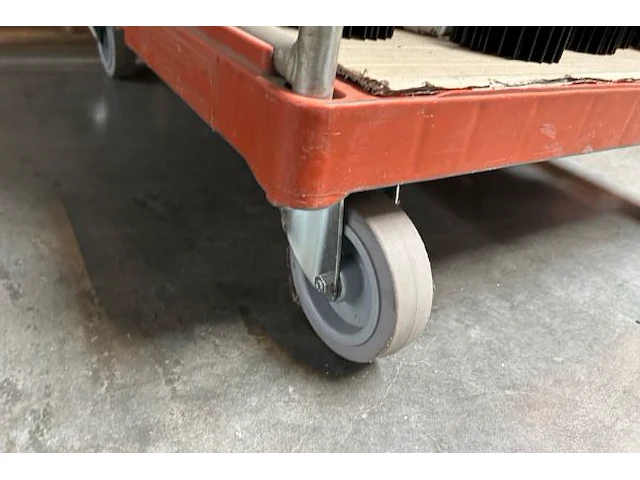 Rolkar met inhoud - afbeelding 5 van  6