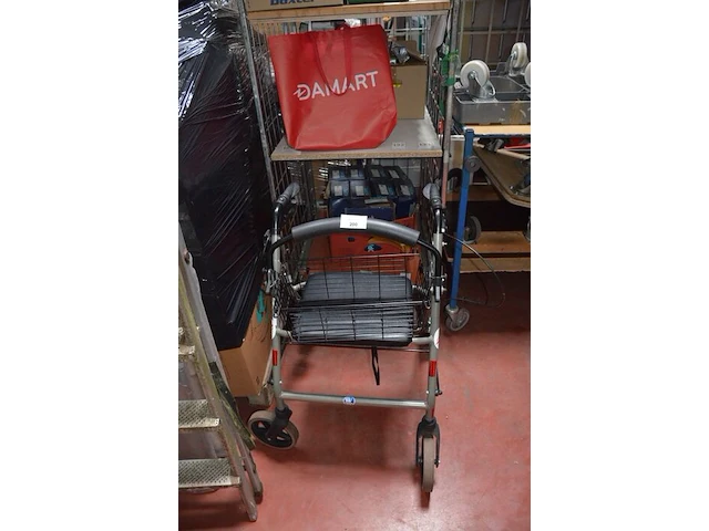 Rollator, 2 plooistoelen, trapladder met 2 treden, trapladder met 6 treden - afbeelding 1 van  5