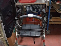 Rollator, 2 plooistoelen, trapladder met 2 treden, trapladder met 6 treden - afbeelding 1 van  5