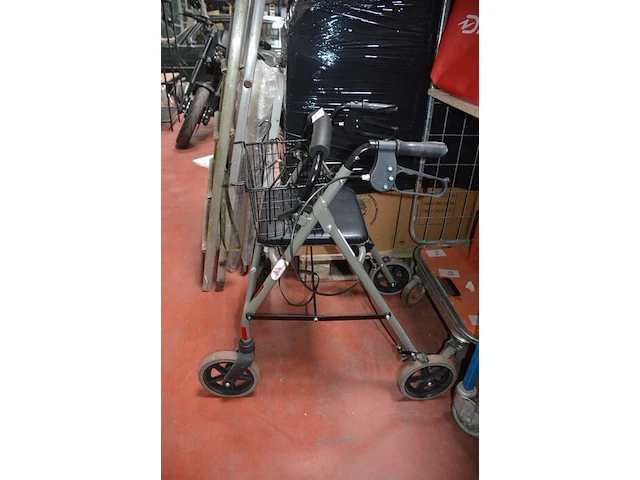 Rollator, 2 plooistoelen, trapladder met 2 treden, trapladder met 6 treden - afbeelding 2 van  5