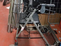 Rollator, 2 plooistoelen, trapladder met 2 treden, trapladder met 6 treden - afbeelding 2 van  5