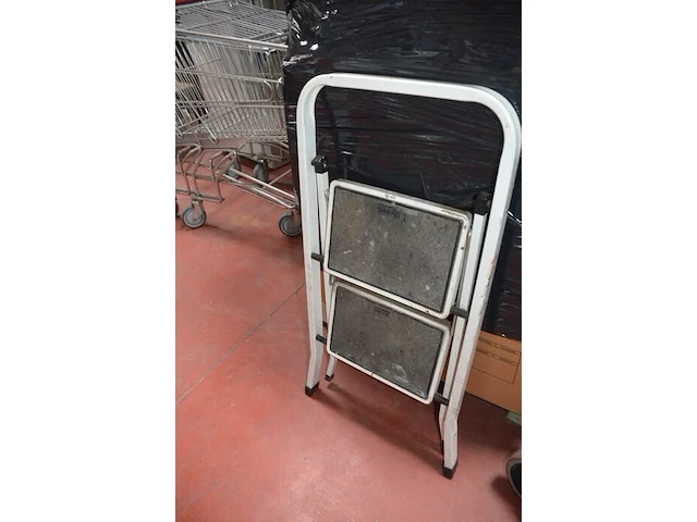 Rollator, 2 plooistoelen, trapladder met 2 treden, trapladder met 6 treden - afbeelding 5 van  5
