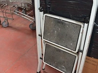 Rollator, 2 plooistoelen, trapladder met 2 treden, trapladder met 6 treden - afbeelding 5 van  5