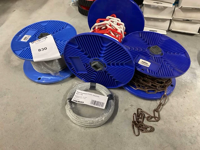 Rollen staalkabel en sierketting - afbeelding 1 van  8