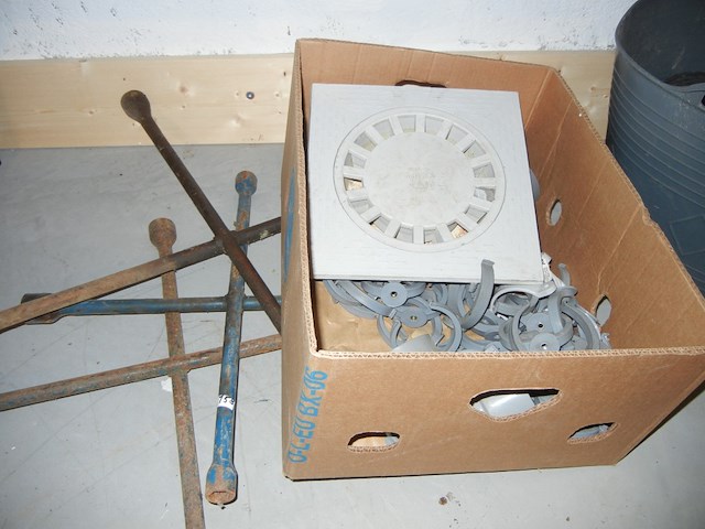 Rollen waterkering doos pvc stukken waterafvoer 3 kruissleutels - afbeelding 2 van  2