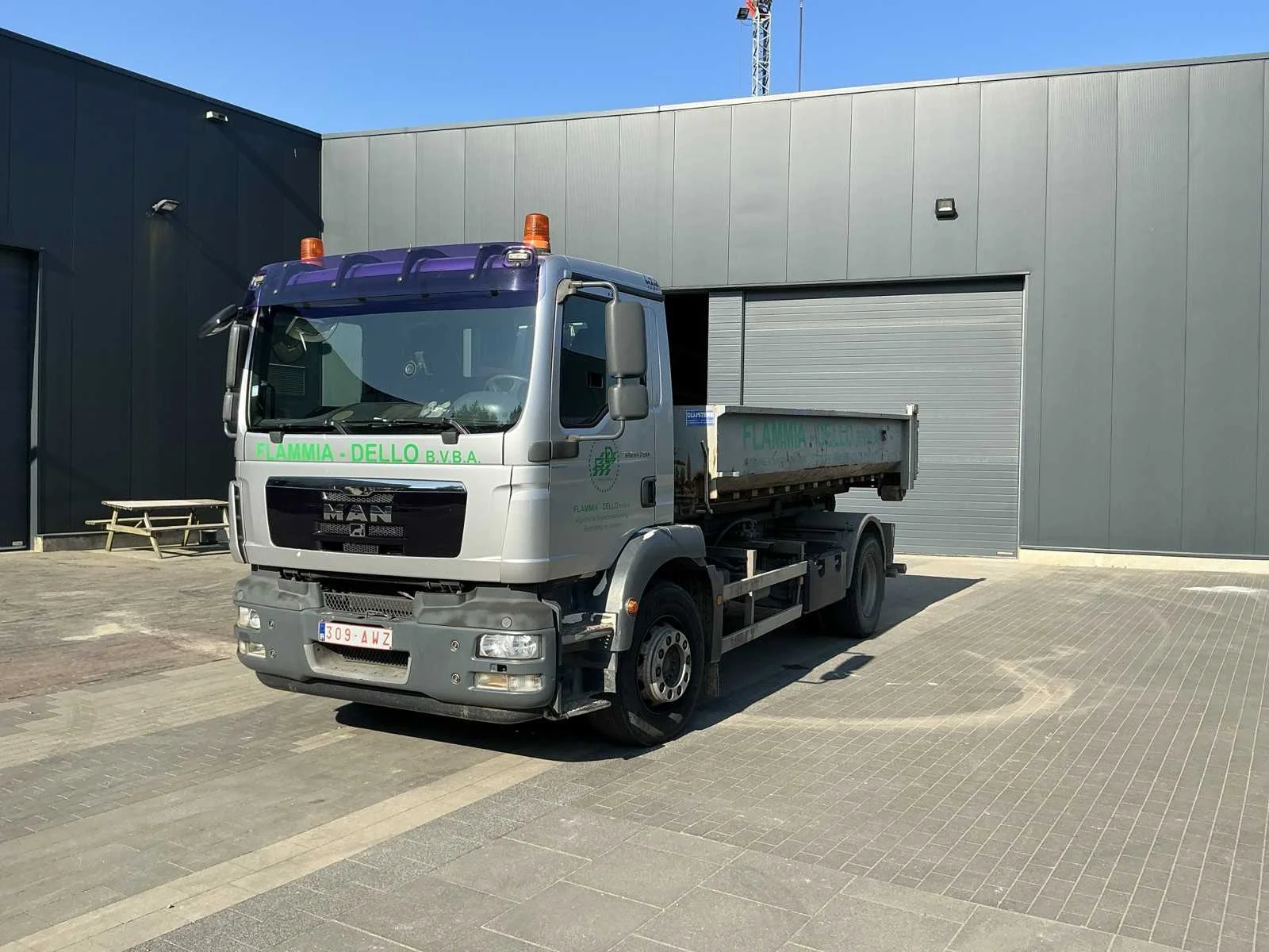 Rollend materieel, bouwmaterialen, elektrische gereedschappen en vloeren, wegens stopzetting activiteiten