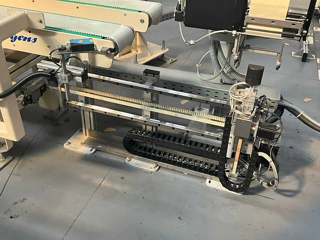 Rollenhandelinginstallatie jurgens met robot kuka kr 150 - afbeelding 25 van  113