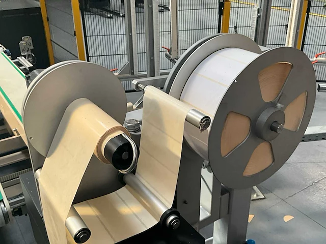 Rollenhandelinginstallatie jurgens met robot kuka kr 150 - afbeelding 29 van  113