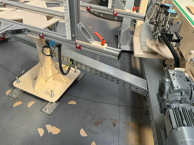 Rollenhandelinginstallatie jurgens met robot kuka kr 150 - afbeelding 45 van  113