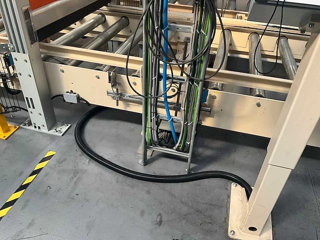 Rollenhandelinginstallatie jurgens met robot kuka kr 150 - afbeelding 75 van  113